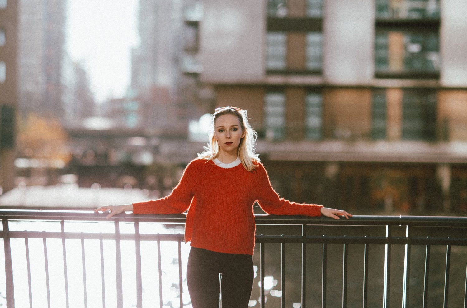 Woman red jumper new york city bridge – Portrait