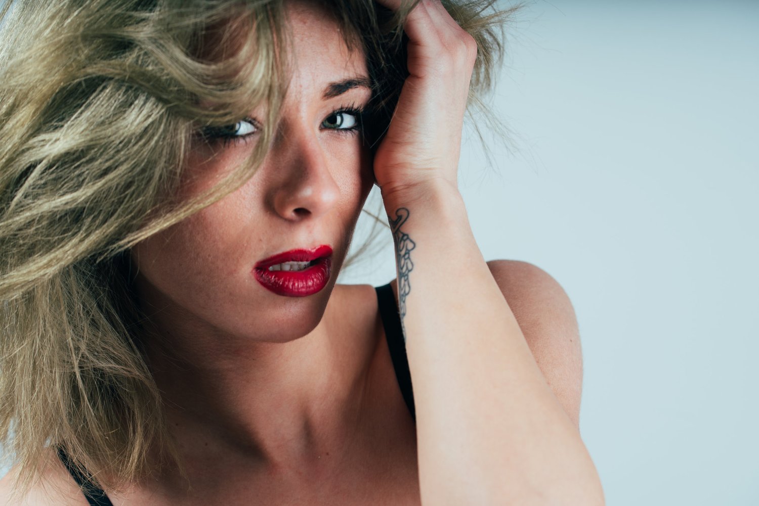 Woman blonde red lips close-up beauty white – Portrait