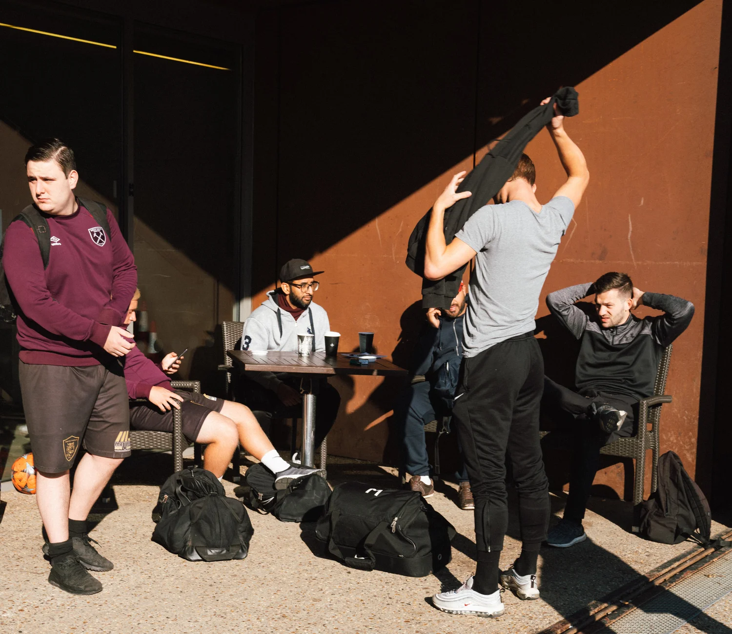 Using the heat of the sun to warm up before a match
