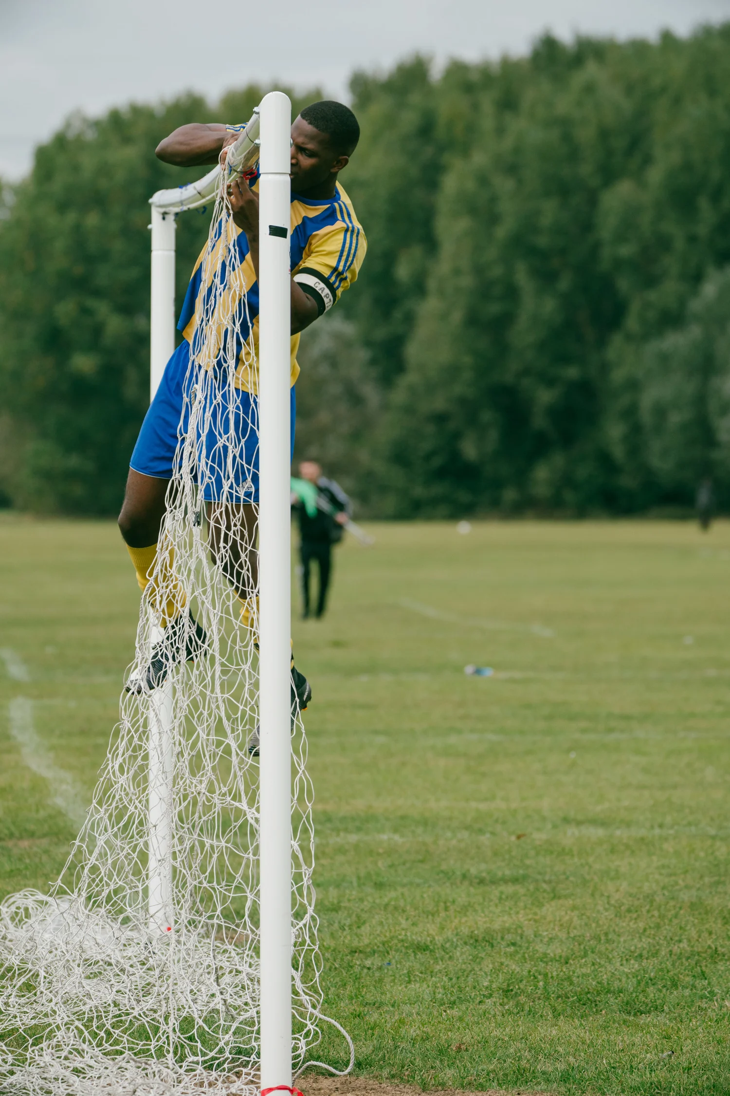 Grass roots football hackney marshes player climbing – Day 3 - Referee's insight and warm-up