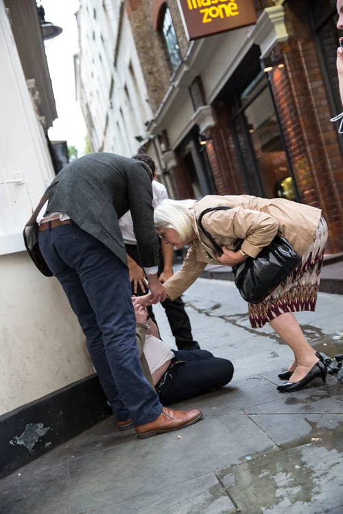 Street woman shoe man helping bending pavement – Street