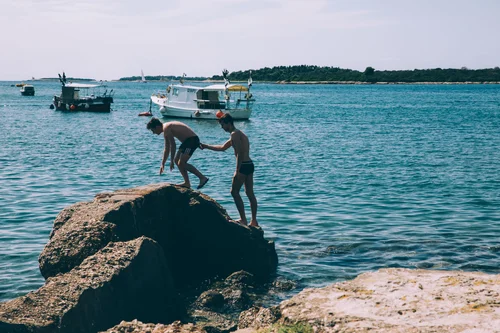 Sea rocks people jumping cliff swimming summer – Street