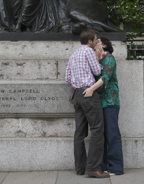 Couple kissing statue romance street london – Street