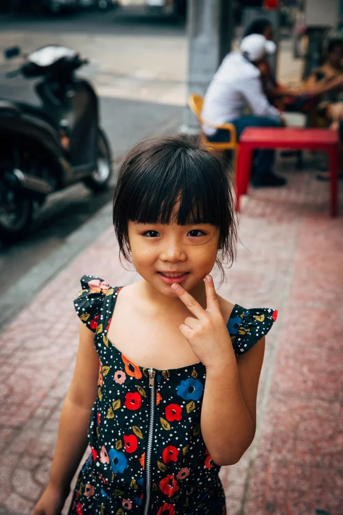 Vietnam girl child portrait peace sign street – Vietnam
