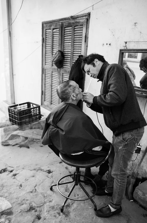 Vietnam barber haircut street black and white – Vietnam