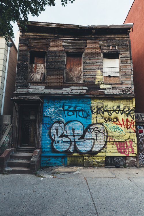New york graffiti old wooden building street – New York