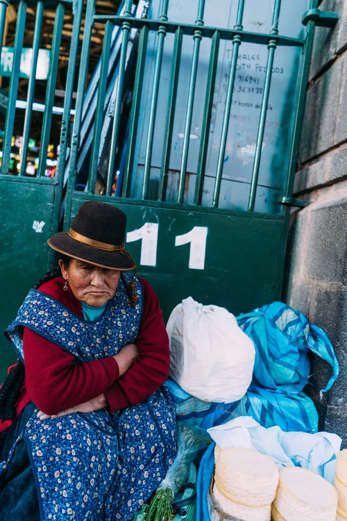 Peru elderly woman hat sitting street door – Peru