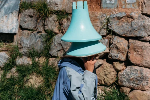 Peru woman blue hat wall cusco street – Peru