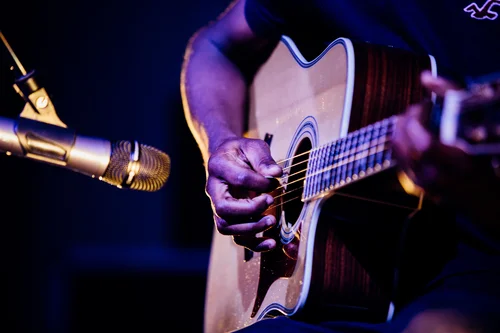 Guitar acoustic close-up microphone hands musician live – Cynical headliner show