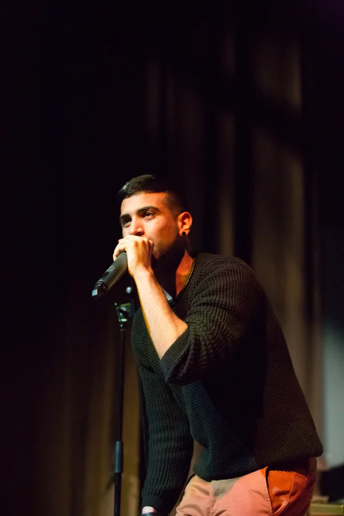 Singer man microphone stage dark concert live – Cynical headliner show