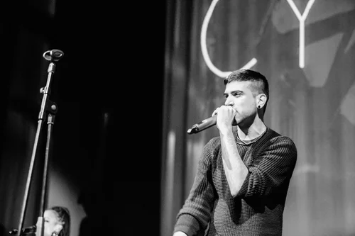 Singer man stage black and white cynical – Cynical headliner show