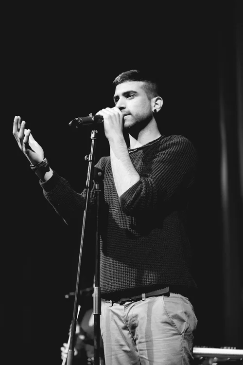 Singer man microphone stage black and white – Cynical headliner show