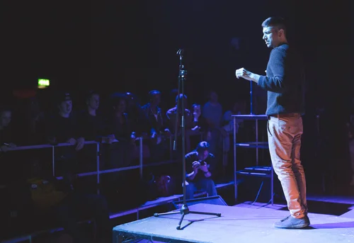 Singer man stage blue wide band concert – Cynical headliner show