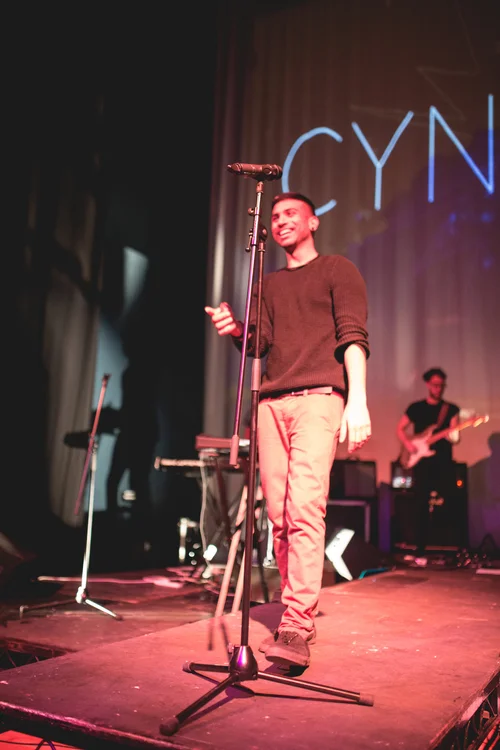 Singer man stage pink red cynical concert – Cynical headliner show