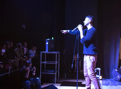Singer man stage blue purple crowd concert – Cynical headliner show