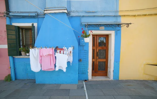 Venice burano blue house yellow door laundry – Italy Venice
