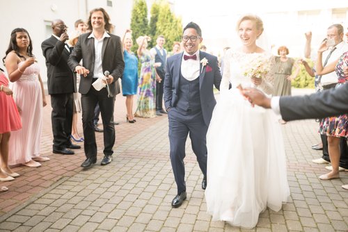 Wedding bride groom guests confetti walking couple – Wedding Photography