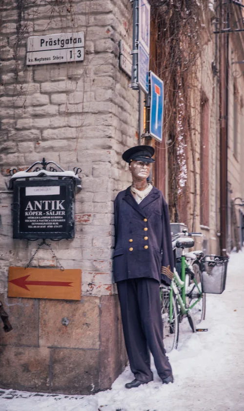 Stockholm antique shop mannequin sailor bicycle – Stockholm