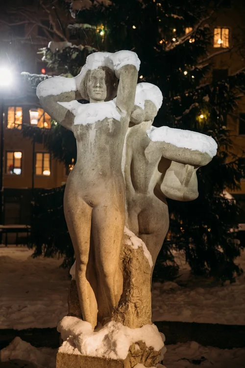 Stockholm sculpture statue snow night figures – Stockholm