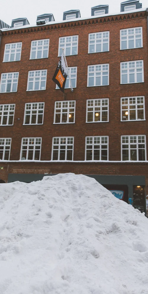 Stockholm building brick snow pile flag – Stockholm