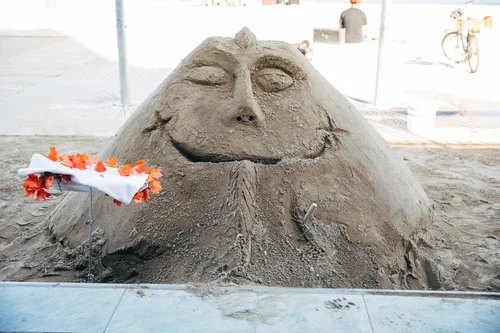 Barcelona sand sculpture face beach art – Barcelona