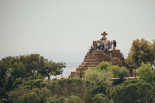 Barcelona park guell hill cross people – Barcelona