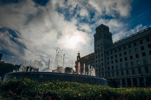 Barcelona placa catalunya fountain square clouds – Barcelona