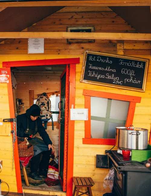 Budapest christmas market wooden hut vendor food – Budapest
