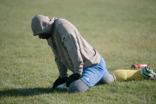 Grass roots football hackney marshes player kneeling – Day 3 - Referee's insight and warm-up
